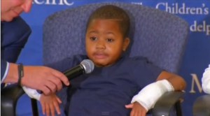 Realizan con éxito el primer trasplante de manos a un niño de ocho años (VIDEO)