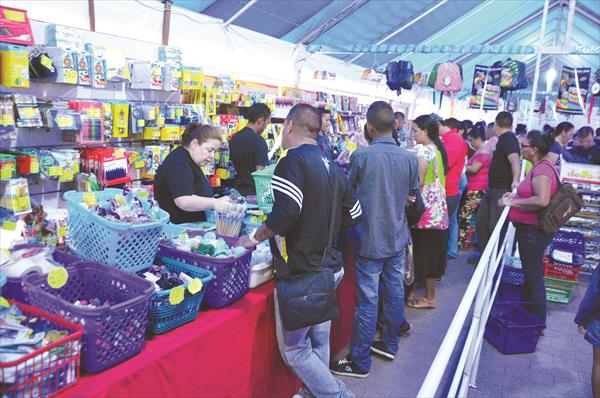 Padres se quejan por el costo elevado de los útiles en ferias del Gobierno