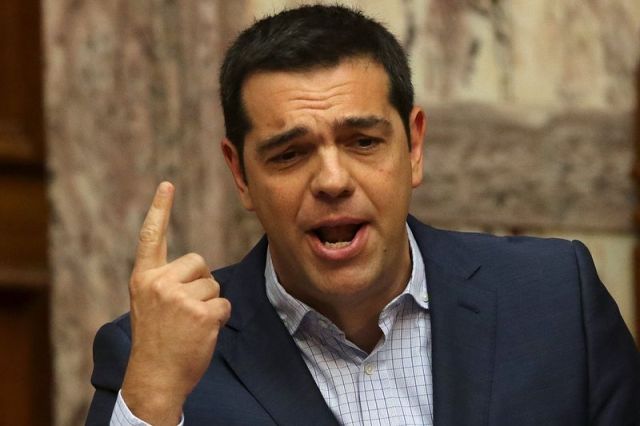 En la imagen de archivo, el primer ministro griego, Alexis Tsipras, responde preguntas ante el Parlamento en Atenas, Grecia, el 31 de julio de 2015. Grecia podría buscar en agosto hasta 24.000 millones de euros en un primer tamo de ayuda financiera de sus acreedores internacionales para respaldar a sus bancos y saldar deudas por vencer al Banco Central Europeo, informó un periódico griego pro gubernamental en su edición temprana del domingo. REUTERS/Yiannis Kourtoglou      TPX IMAGES OF THE DAY      - RTX1MILK