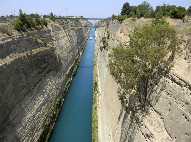 Corintia: pasas y vino, arqueología y playa, una ruta a las puertas de Atenas