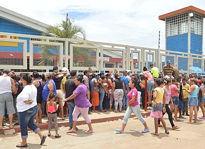 A las 11:00 de la mañana aún no vendían en el Mercal y las personas hacían cola