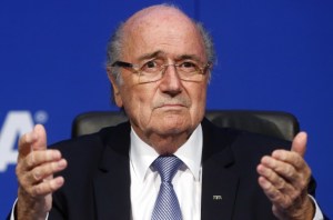 Blatter dice que Platini le intimidó con que iría a cárcel si no se retiraba