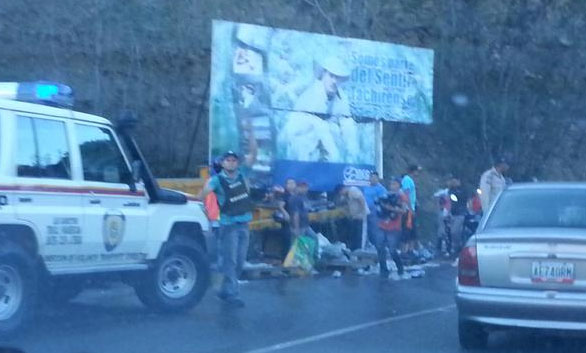 Saquean gandola de refresco que se volcó en Táchira (Fotos)