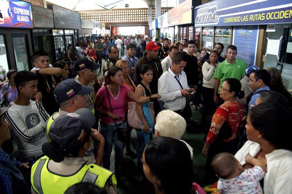 Pasajeros varados en el Terminal de San Cristóbal por paro técnico de las líneas