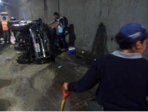 Reportan vehículo volcado en túnel de El Valle