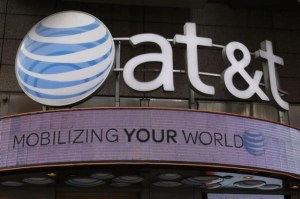 Gobierno de EEUU critica al juez que aprobó fusión de AT&T y Time Warner