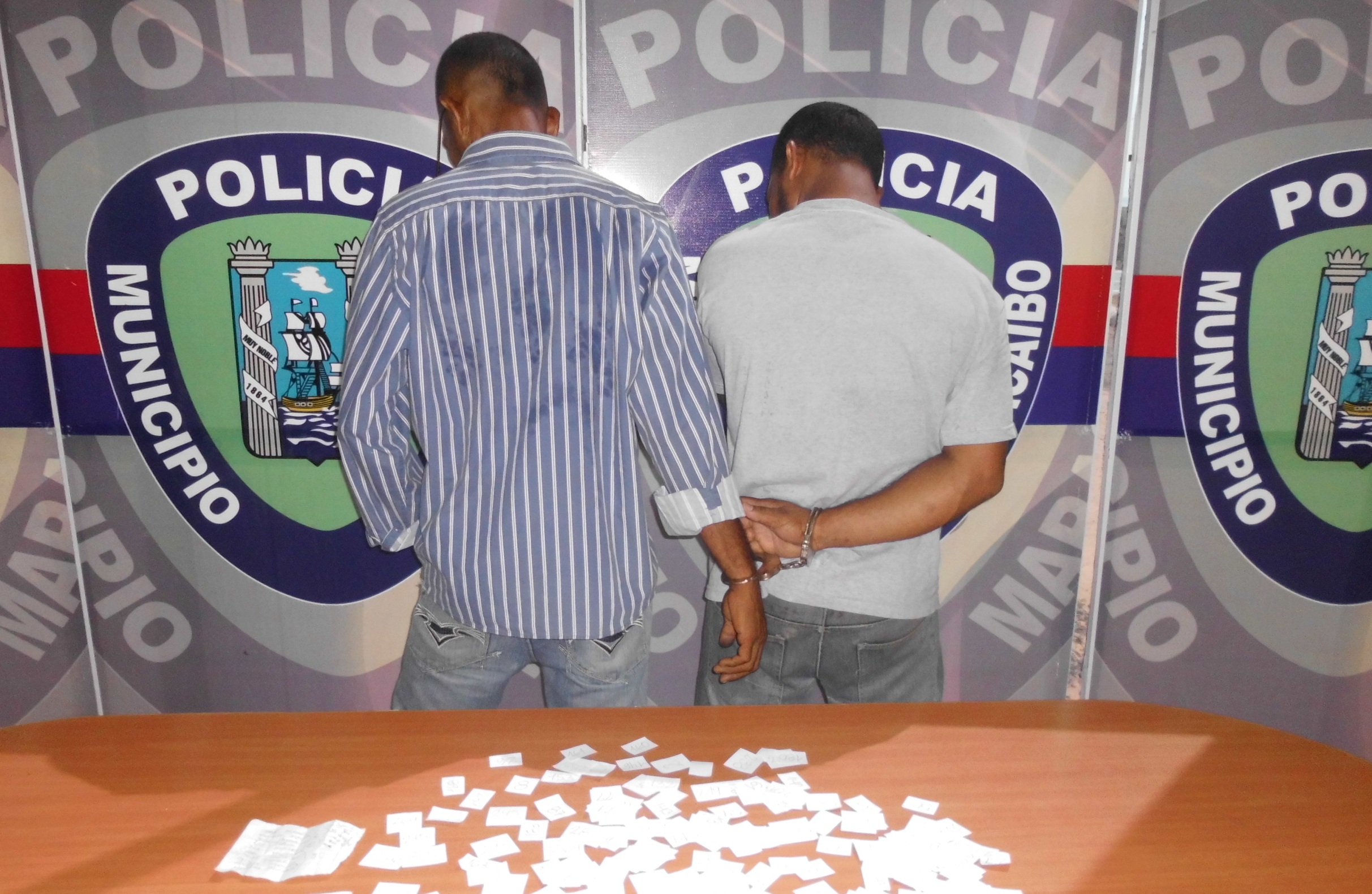 Detenidos dos sujetos que vendían tickets para entrar en supermercados