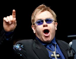 Un fan hizo molestar a Elton John en pleno show y esta fue su reacción (Video)