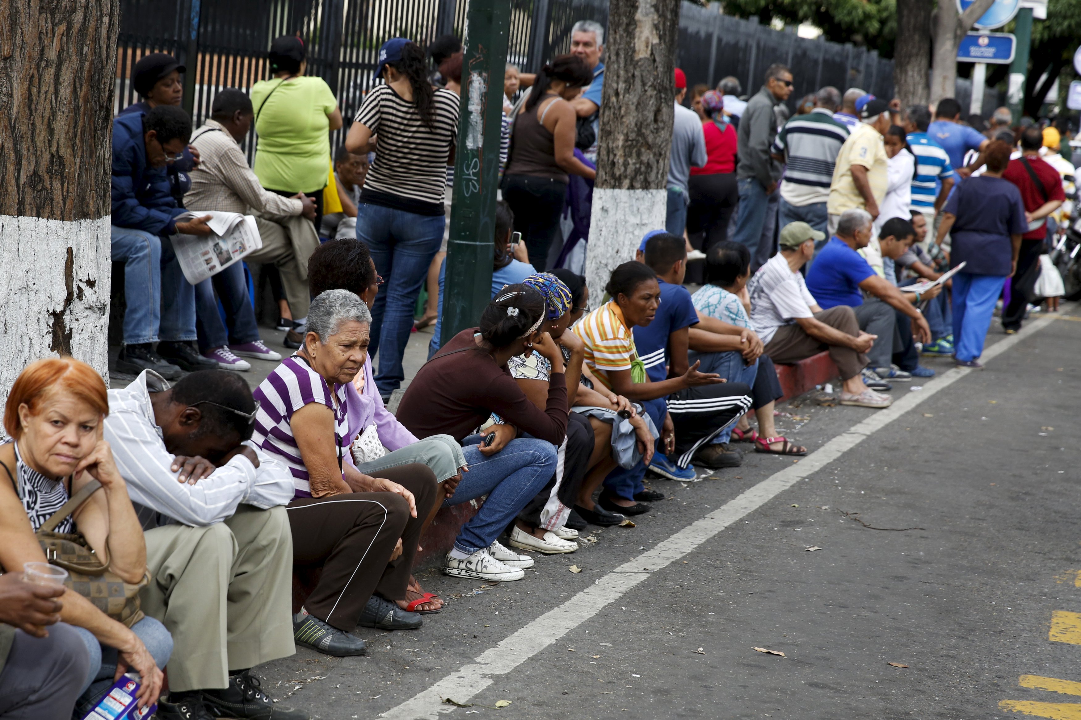 Prohíben hacer colas en supermercados de Caracas fuera de horarios