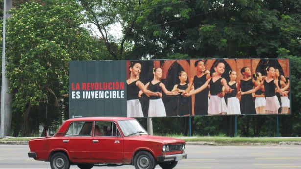 La Habana era una mezcla de edificios a punto de derrumbarse, basureros y vallas antiimperialistas. Aunque el fondo habitacional y la situación higiénica no han mejorado, el 'Tío Sam' ya no es el centro de los ataques en los grandes carteles en tantas esquinas 