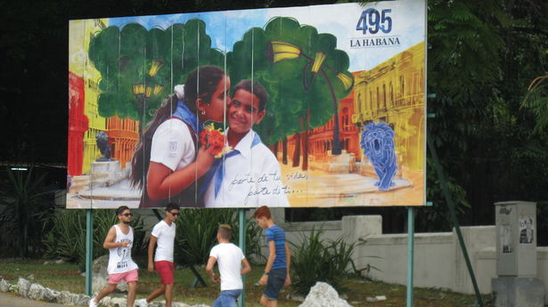 El águila como símbolo del “imperialismo yanqui” también protagonizaba mucha de aquella propaganda, ahora sustituida por flores, niños sonrientes y un llamado a preservar la educación formal 