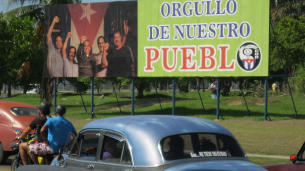 Desde el 17 de diciembre los carteles donde se anunciaba “Los cinco héroes volverán” se han sustituido por estas fotos de los espías ya regresados, a los que se les puede ver también de gira por cada provincia, protagonizando actos políticos y acudiendo a estadios de béisbol 