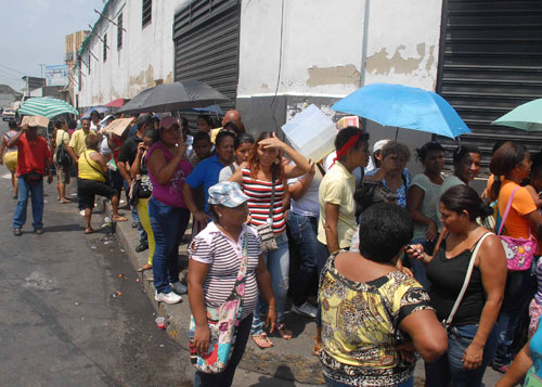 Hasta cuatro horas de cola para comprar atún regulado en Puerto Cabello