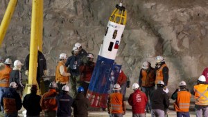 73 mineros chilenos siguen atrincherados a 620 metros de profundidad