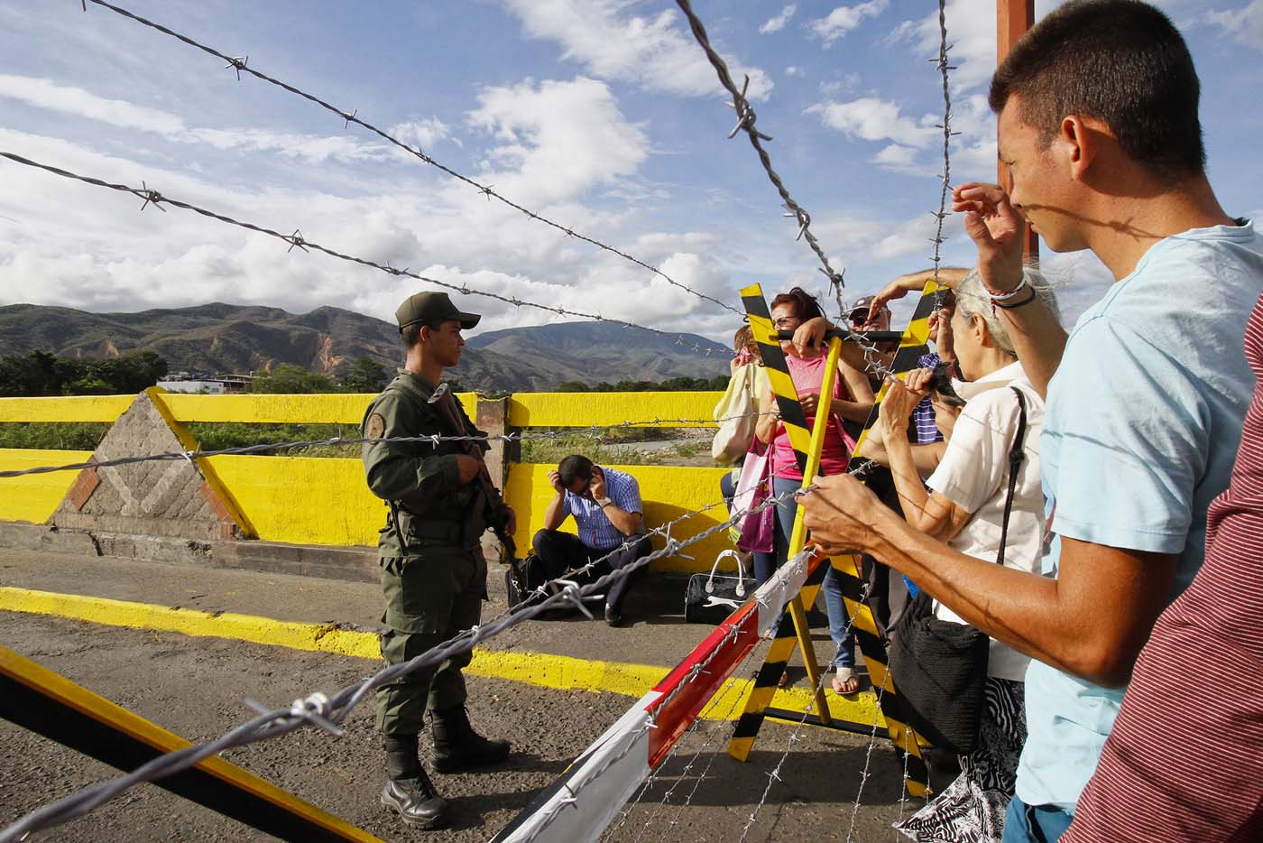 Viajeros varados y comercio desolado en la frontera