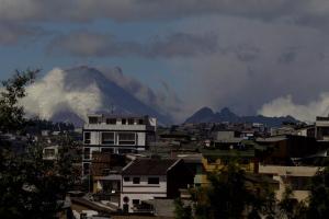 Volcán Cotopaxi de Ecuador expulsa columna de ceniza de 1,5 km de altura