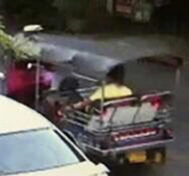  Imagen facilitada hoy 20 de agosto de 2015 por la policía tailandesa que muestra la captura de un vídeo de seguridad en la que aparece el sospechoso de colocar la bomba que estalló el pasado lunes en Bangkok (Tailandia). La Policía de Tailandia expresó hoy su sospecha de que al menos diez individuos están implicados en el atentado que segó la vida de 20 personas el lunes en Bangkok. Según indicó el jefe de la policía del país, Somyot Poompanmuang, el ataque podría haber sido planeado por una red a la que algunos tailandeses proporcionaron explosivos y ayudaron en la operación de huida, indicó el portal de noticias del canal "Thai PBS". EFE/Royal Thai Police / Security Cam