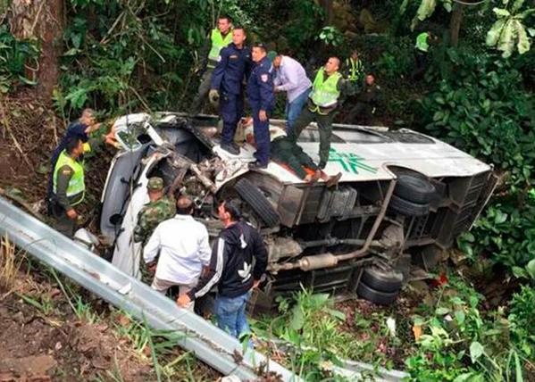 Al menos 12 heridos en accidente de autobús de comitiva de Santos (Foto)