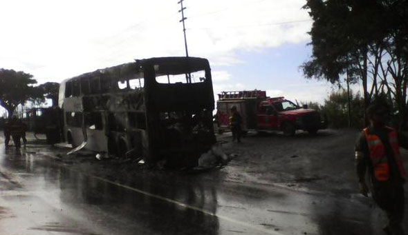 Fuerte congestionamiento en la #ARC tras incendiarse un autobús sentido Caracas (Fotos)