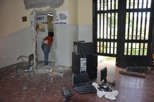 Robaron equipos de computación en la escuela República del Paraguay en Miranda