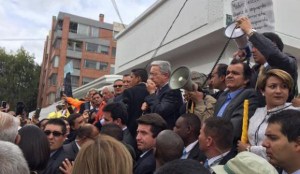 FOTOS: El plantón de Uribe frente a la Embajada de Venezuela en Colombia