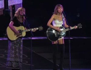 Phoebe de Friends cantó junto a Taylor Swift (Video)