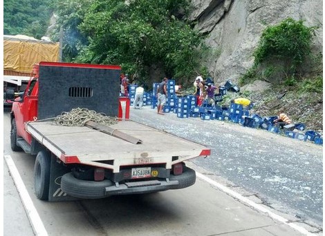 Saquearon camión que transportaba cerveza