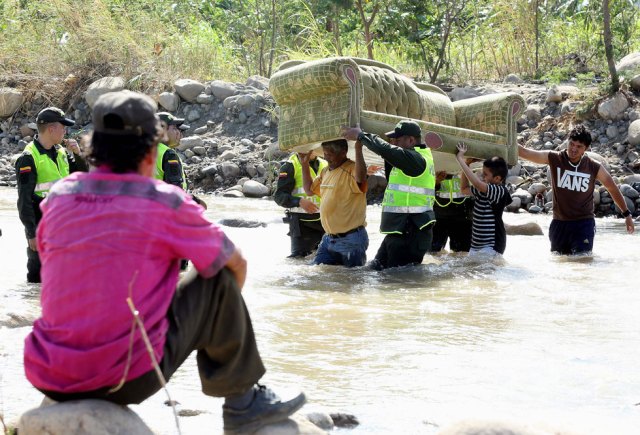 Colombianos se regresan a su país (Foto EFE)