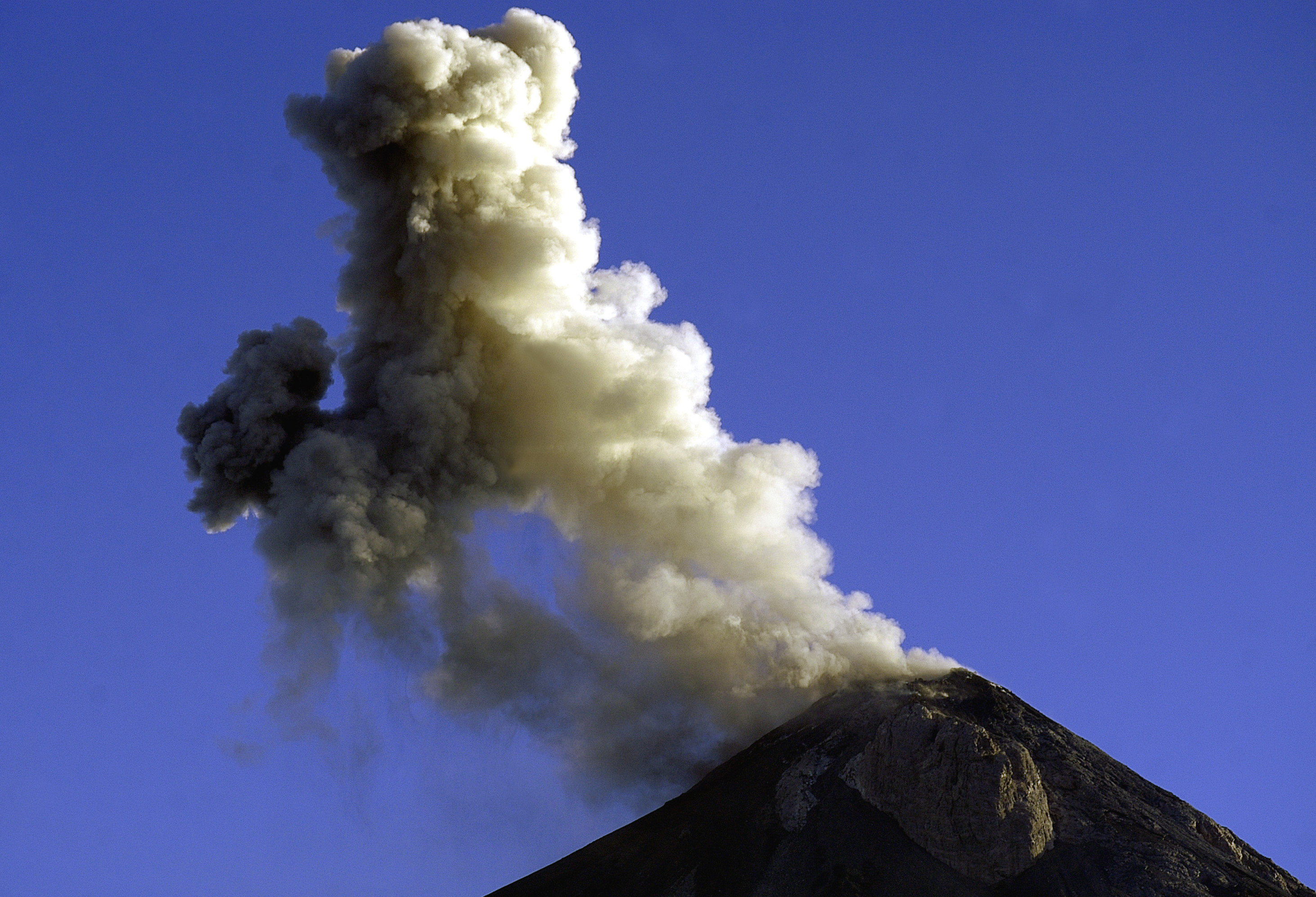 Volcán Fuego de Guatemala incrementa su actividad