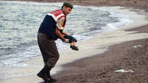 Imagen de niño ahogado en las costas turcas horroriza a Europa