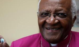 Desmond Tutu sale de la clínica tras 17 días hospitalizado