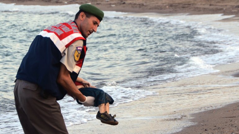 “Pensé en mi hijo” dijo el policía turco que recogió el cadáver del pequeño Aylan