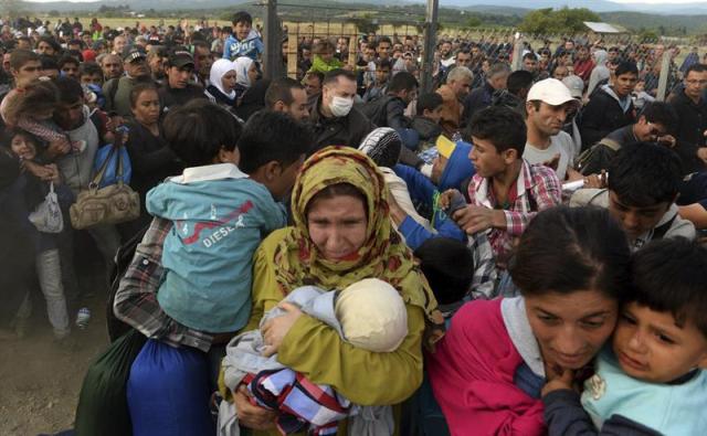Refugiados logran romper el cordón policial y cruzar a Gevgelija, ciudad macedonia situada en la frontera con Grecia, hoy, 7 de septiembre de 2015. Millares de refugiados, la mayoría sirios, emprenden una ardua travesía a través de la conocida como "ruta de los Balcanes", que pasa por Grecia, Macedonia y Serbia hasta llegar a Hungría, en un anhelo por alcanzar Europa occidental. EFE/Nake Batev