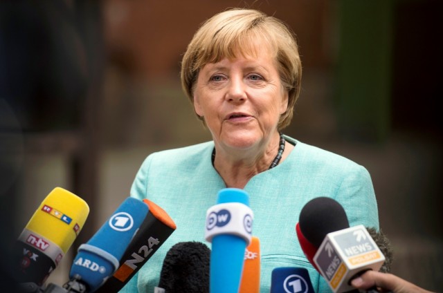 Merkel dice que los refugiados deben regresar a sus países cuando acabe la guerra