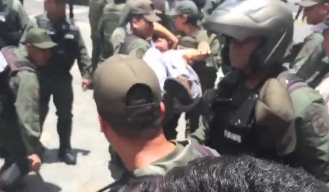 VIDEO: El momento en que la GNB se lleva a Horacio Blanco desmayado