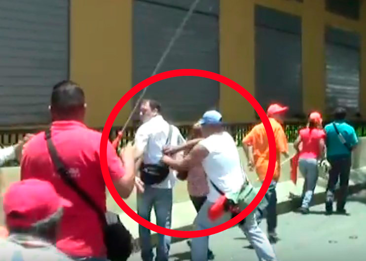 Descarados ataques y robos de chavistas a manifestantes opositores (VIDEO)