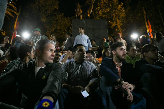  Seguidores del dirigente opositor Leopoldo López se concentran hoy, jueves 9 de septiembre de 2015, después que fuera condenado a 13 años y 9 meses de prisión, en la Plaza Bolívar de Chacao en Caracas (Venezuela). EFE/Fabiola Ferrero