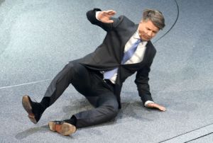 Presidente de BMW se mareó y cayó al suelo en plena presentación (VIDEO)