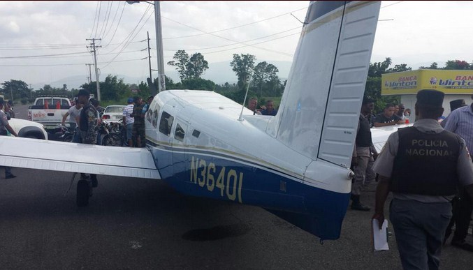 Avioneta procedente de Miami aterrizó de emergencia en una autopista (Fotos)