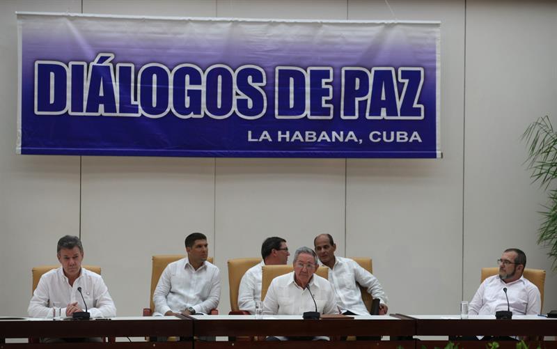 Diálogo levanta bloqueos viales en Colombia pero continúa el paro agrario