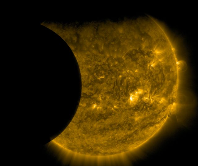 La luna (a la izquierda) y la tierra (arriba) transitan frente al sol, en imagen tomada por el Observatorio de Dinámica Solar y que difundió la NASA el 13 de septiembre de 2015. El borde de la tierra parece difuso debido a que la atmósfera bloquea diferentes cantidades de luz a diferentes altitudes. El domingo en la noche 27 de septiembre de 2015, un eclipse total de luna compartirá el escenario celestial con la llamada superluna. Este fenómeno será visto en Estados Unidos. La anterior ocasión ocurrió en 1982 y la siguiente tendrá lugar en 2033. (Vía AP/NASA/SDO)