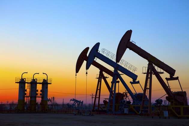 Petróleo vuelve a desplomarse y esperanzas de recorte de producción se disipan