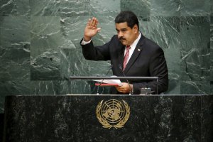 Maduro se “aferraba” a Bolívar antes de subir al podio de la ONU (FOTO)