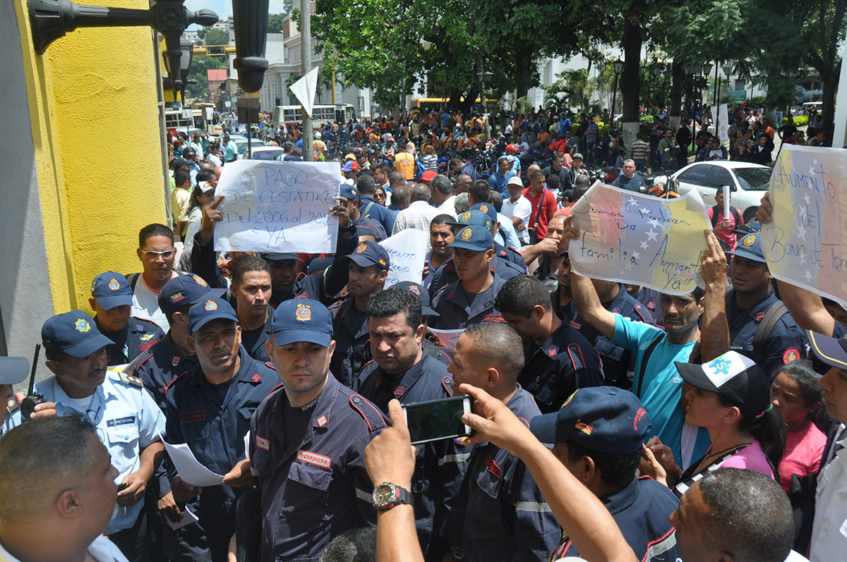 Los bomberos de Miranda protestan por reivindicaciones salariales