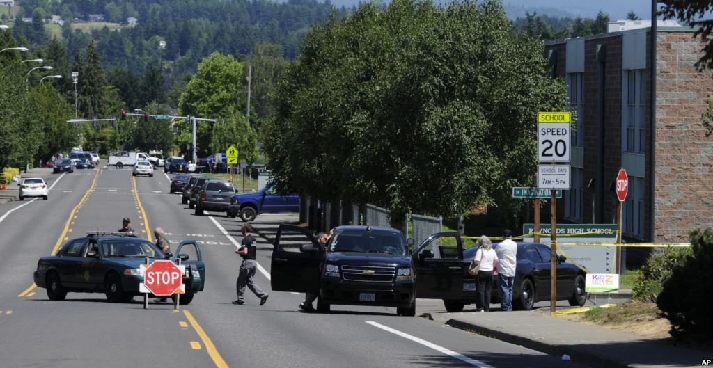 Al menos 15 muertos y 20 heridos en tiroteo en centro educativo de Oregon, EEUU