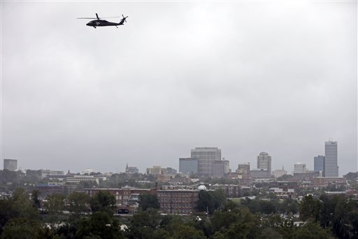 Un helicóptero sobrevuela el río Congaree por encima del perfil de la ciudad de Columbia, South Carolina, el 4 de octubre de 2015. Cientos de personas fueron rescatadas el domingo por inundaciones en South Carolina tras días de intensas lluvias que cerraron carreteras y amenazaban el suministro de agua potable de la capital del estado. (Foto AP/Chuck Burton)