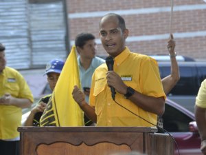 “El alcalde de Vargas nos tiene hundidos en la basura y los candidatos del Psuv lo tapan”