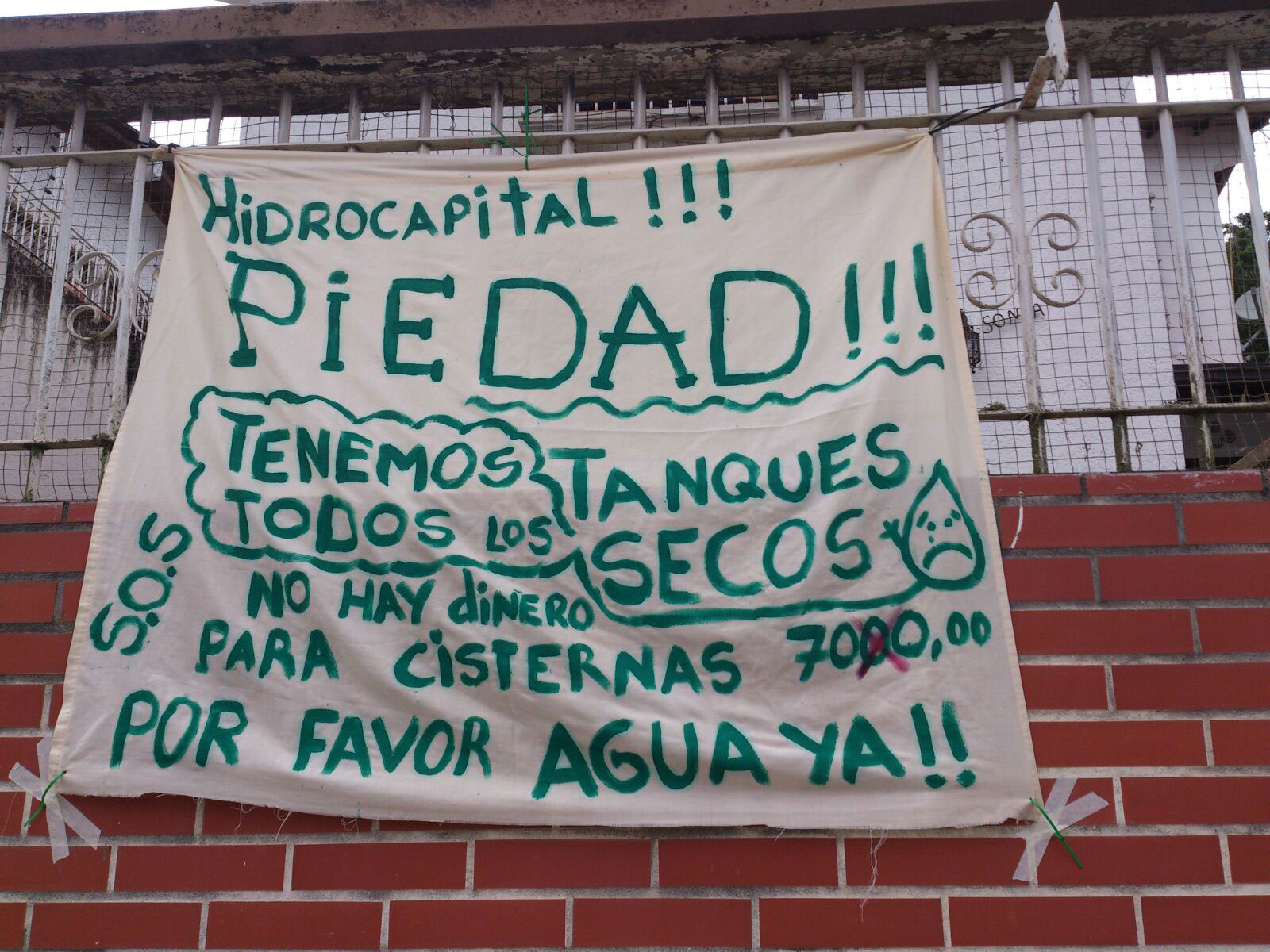 Vecinos de Altos de Monterrey exigen a Hidrocapital que envíe agua (fotos)