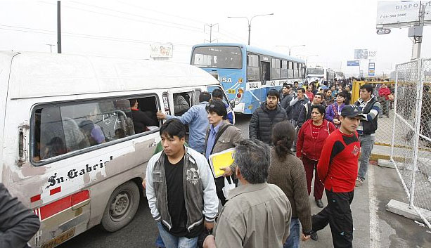 Paro de transportistas en Lima afecta a miles de personas