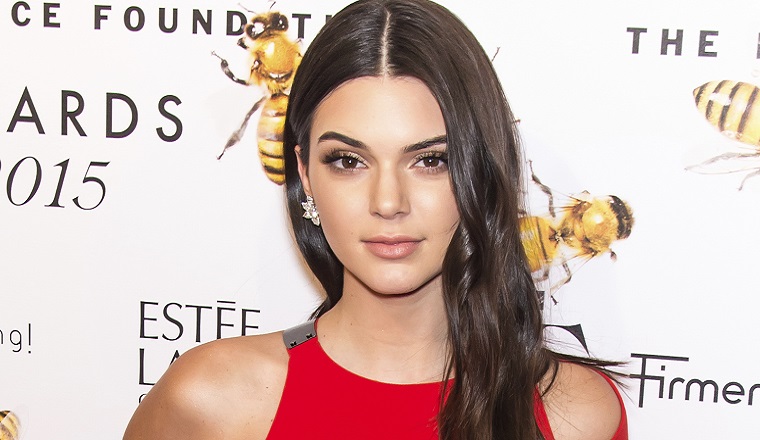 ¡Se destapó la muchachita!  Kendall Jenner publicó un sexy “Bubbie Selfie” (FOTO)